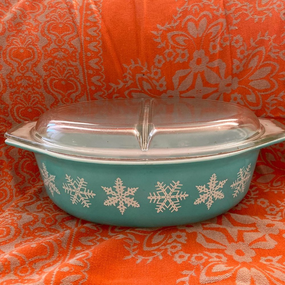 PYREX — 2.5 Quart Snowflake Casserole Dish & lid
